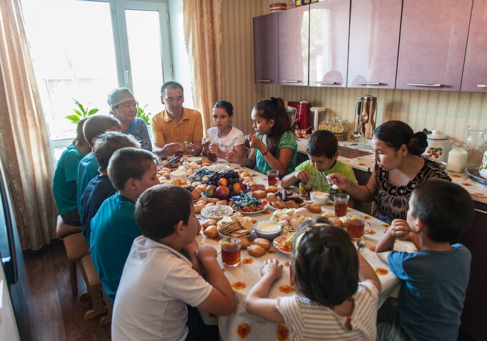Основной доход семьи - небольшая ферма, кроме того, Кабылбаев пишет статьи, работает в проекте "Казахстан без сирот" Фонда "Добровольное Общество Милосердие".