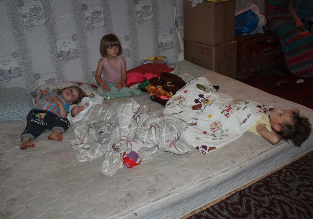 Пока мы беседовали, старший сын Данил и малышка Даша тихо сопели на единственной постели.