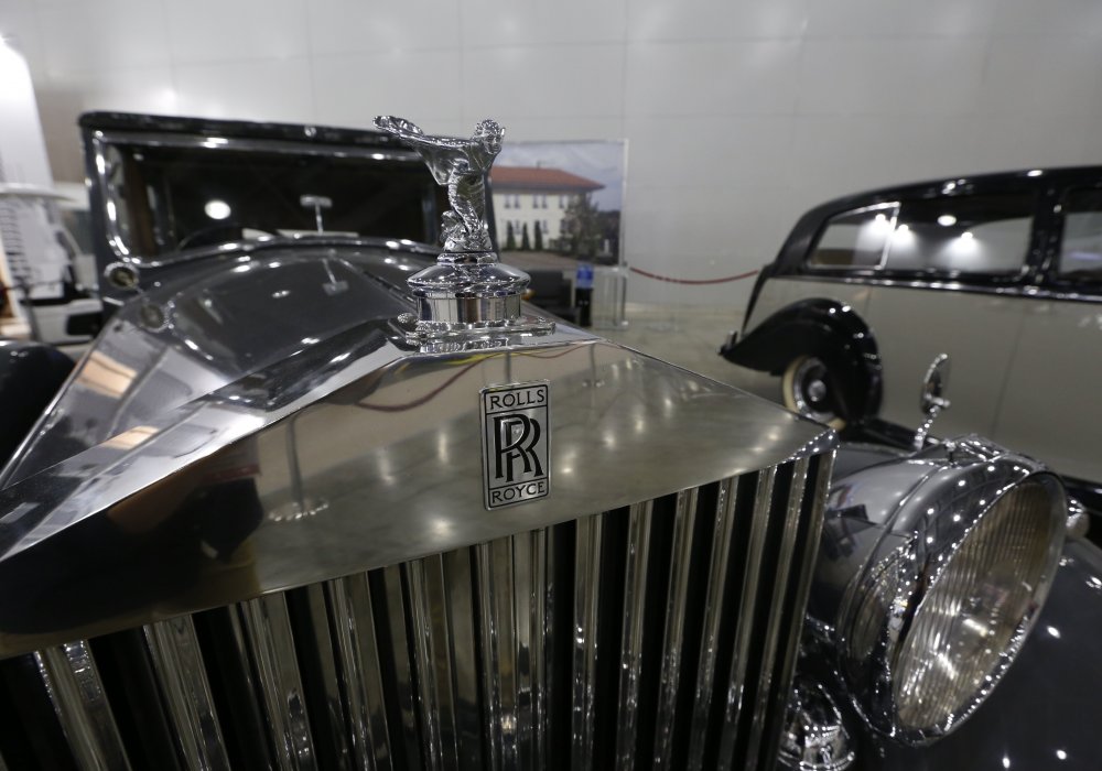 Знаменитая статуэтка "Дух Экстаза" на капоте старинного Rolls-Royce выглядит завораживающе.