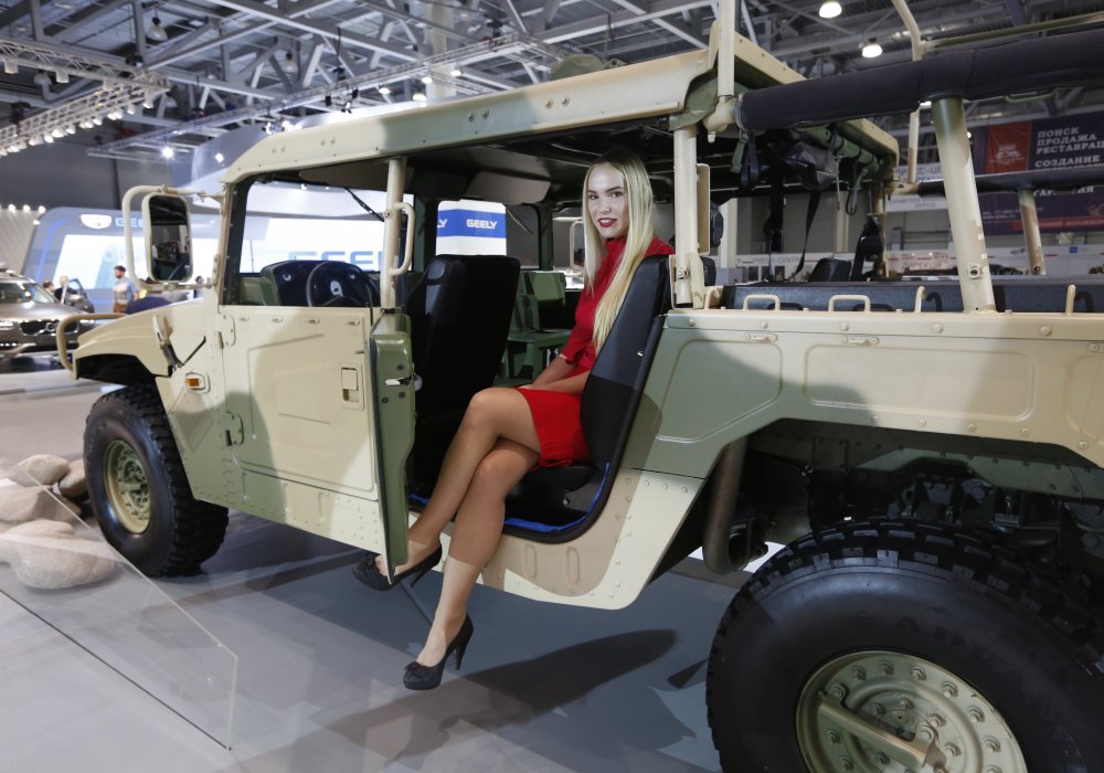 Также в автосалоне были представлены и военные автомобили. 