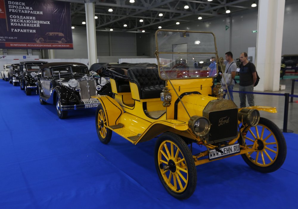 Выставка ретро-автомобилей Ford.