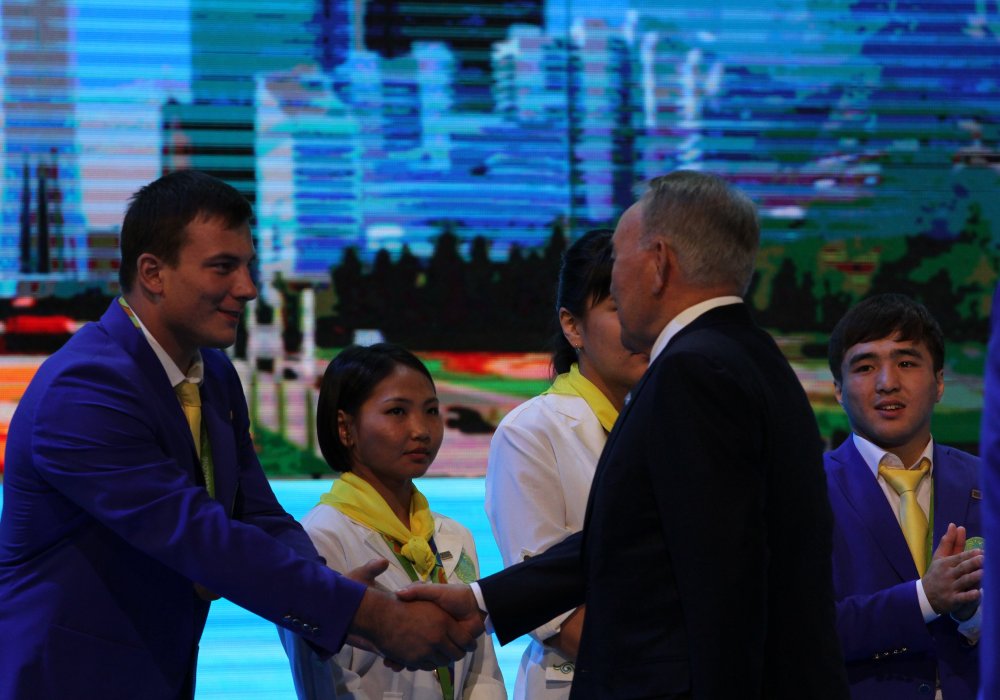 Как только все собрались, в зал вошел Президент Нурсултан Назарбаев. Для начала он лично пожал руки каждому медалисту Игр-2016.