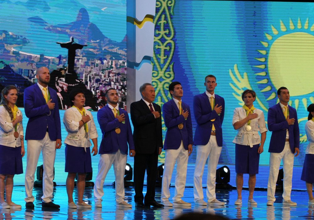 Данияр Елеусинов пригласил Лидера нации к спортсменам, чтобы вместе спеть Государственный гимн Казахстана