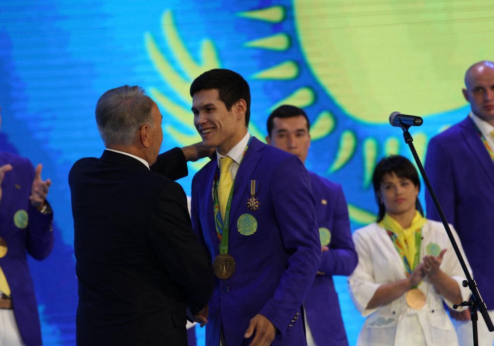 Президент обнимает олимпийских чемпионов боксера Данияра Елеусинова...