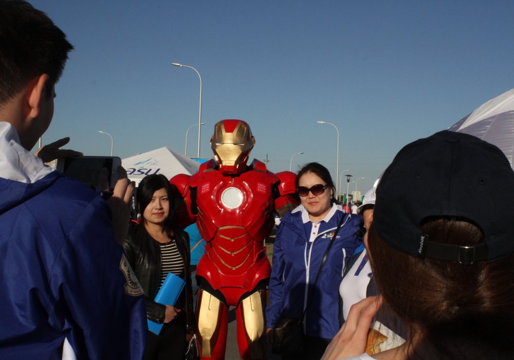 Но сам руководитель Администрации Президента проявил скромность и сказал, что надо брать пример с настоящего железного человека, имея в виду Ironman'а - президента Казахстанской федерации триатлона Муратхана Токмади.