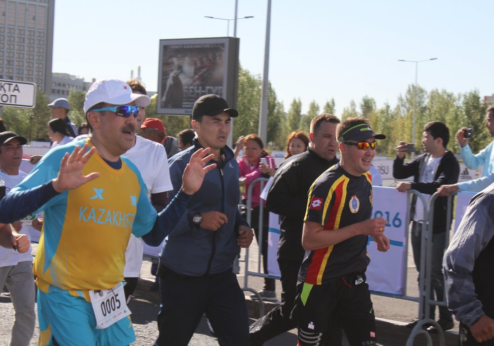 Глава казахстанского правительства как-то анонсировал, что получил согласие всех членов кабмина принять участие в сегодняшнем марафоне.