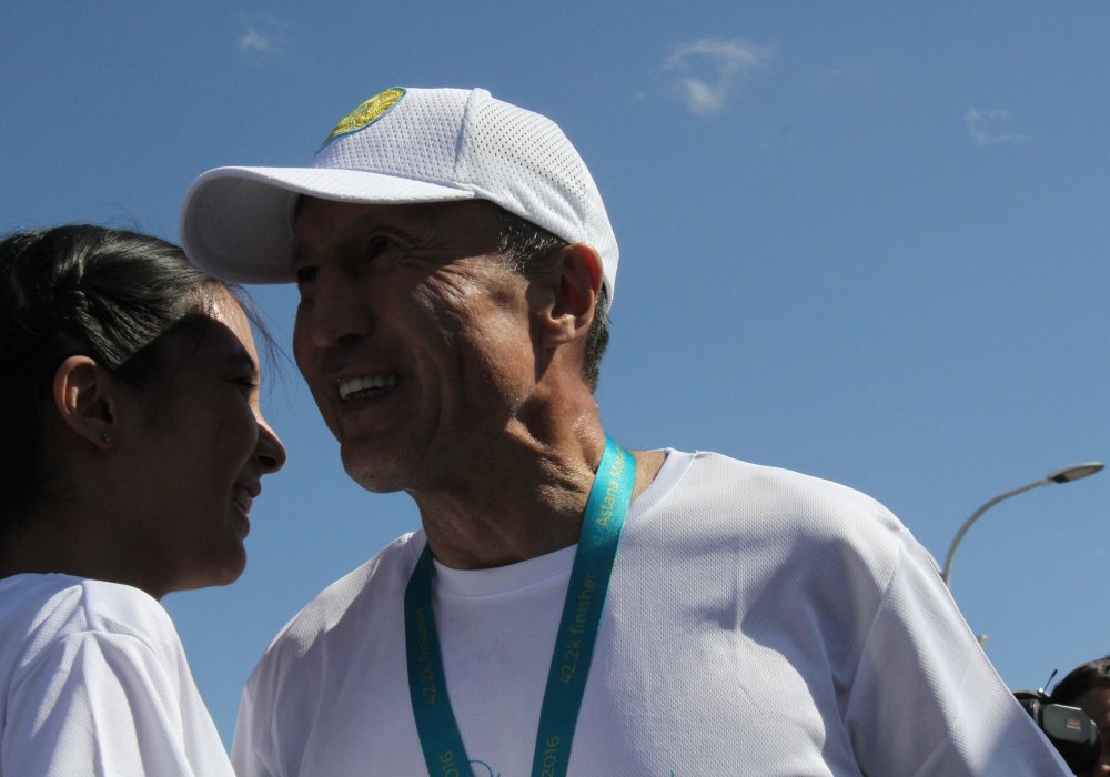 Джаксыбеков, пробежав 42,2 километра, сегодня удивил своими возможностями многих. Даже премьер-министр это отметил. "Уважаю", - написал Карим Масимов в своем инстаграме.