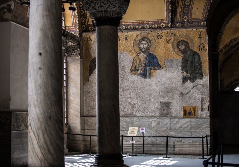 За долгие годы многие ценности были вывезены, старинные настенные фрески закрасили известью, православная символика сменена мусульманской. Но даже несмотря на это собор Святой Софии не утратил своего великолепия и по-прежнему считается одним из величайших храмов мира