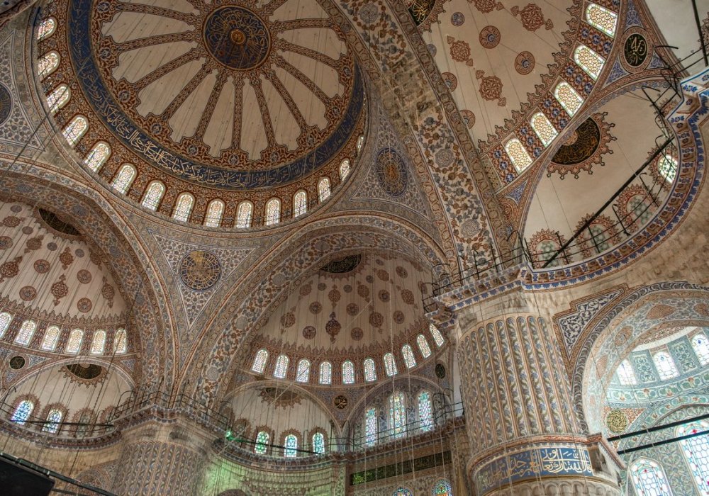Голубой мечеть прозвали так потому, что интерьер полукуполов и большого купола украшен узорами голубого цвета