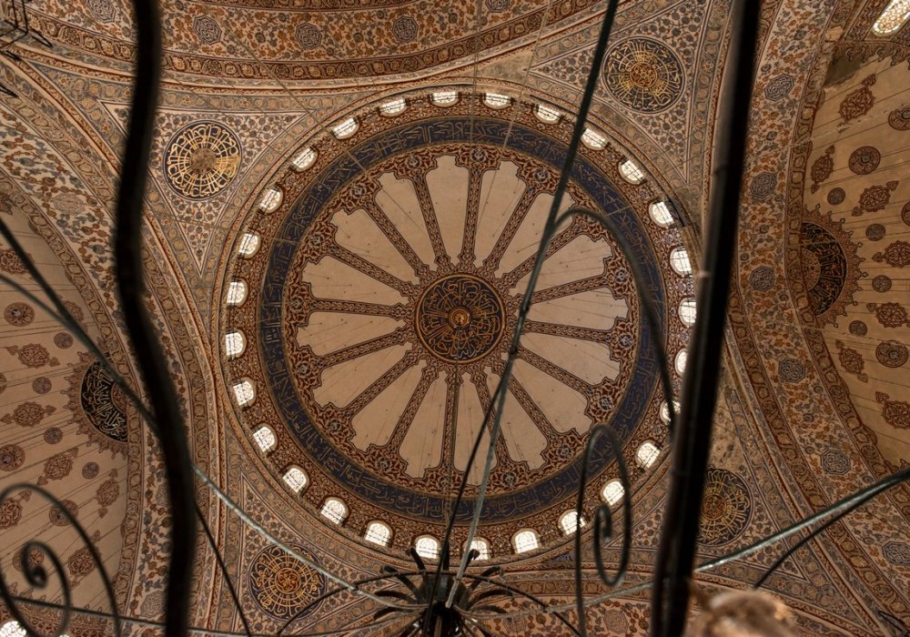 Центральный купол мечети имеет высоту 43 метра и диаметр 23,5 метра и поддерживается четырьмя мощными колоннами диаметром в пять метров
