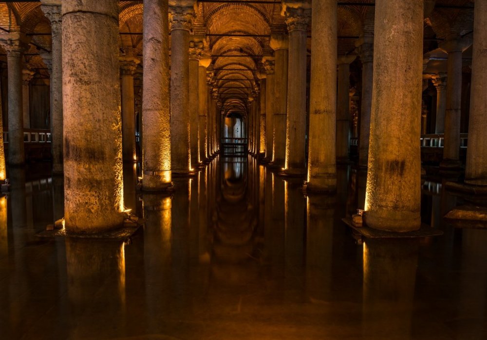 В районе Султанахмет также находится музей Йеребатан, во времена Константинополя это место служило водохранилищем. Билет сюда стоит 20 лир