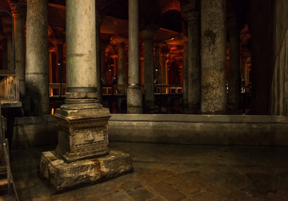 Цистерна была построена в первой половине IV века при императоре Константине. Находится она на глубине 12 метров. Ее площадь после перестройки составляет около 9 300 квадратных метров