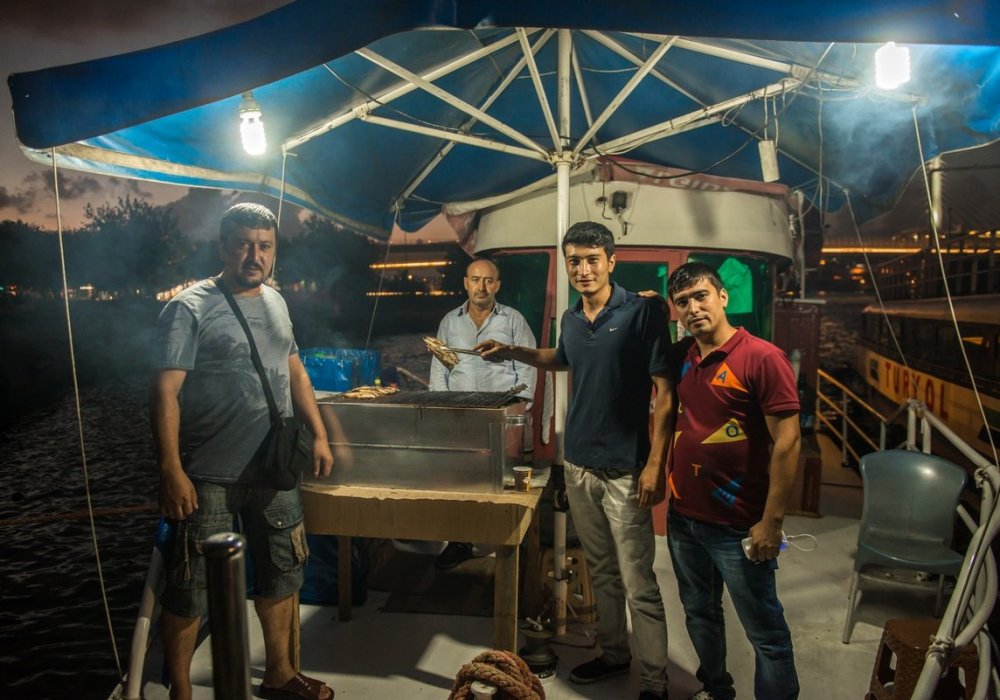 А это наши соседи - выходцы из Узбекистана. Они уже больше года работают в Стамбуле в мебельном цеху. "Наш земляк работает здесь, пригласил нас поесть рыбу после работы", - рассказывает один из них, представившийся Умитом