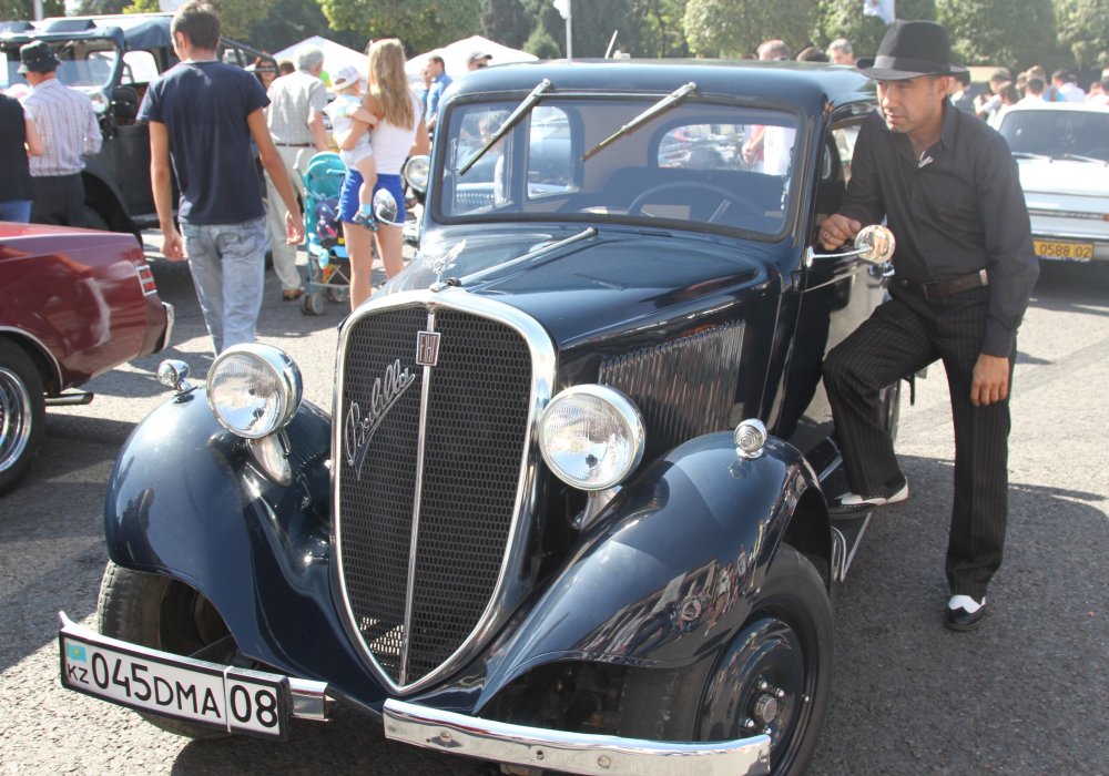 А этот "гангстерский автомобиль" приехал на выставку из Тараза. Ручки для него заказывали токарям. Fiat Ballilla 508 выпускался с 1932 по 1937 год. Примерно в этом диапазоне нынешний хозяин Марат Есхожаев и определяет его возраст