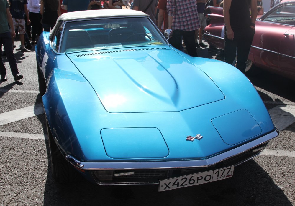 А вот еще одна машина для любителей скорости из прошлого - Chevrolet Corvette Stingray 