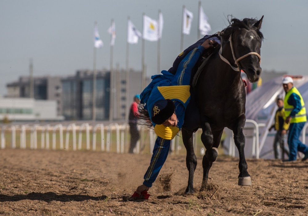 Теңге ілу - еще одна древняя казахская национальная традиция, и в отличие от укрощения строптивого коня, это действительно больше игра.