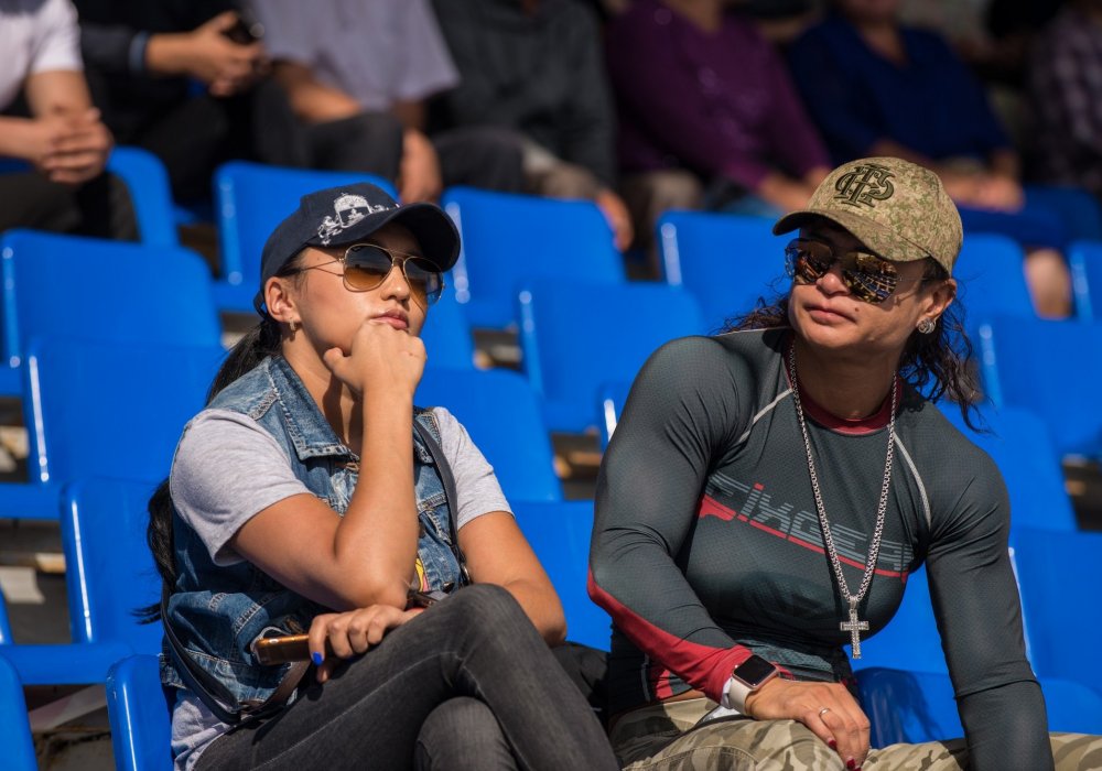 Среди зрителей замечена тренер сборной Астаны по бодибилдингу Марина Насретдинова (справа).