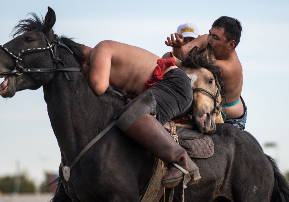 Аударыспак - это борьба на лошадях, в которой принимают участие самые лучшие наездники, ведь это требует исключительной выносливости, силы, ловкости и отличного умения держаться в седле.