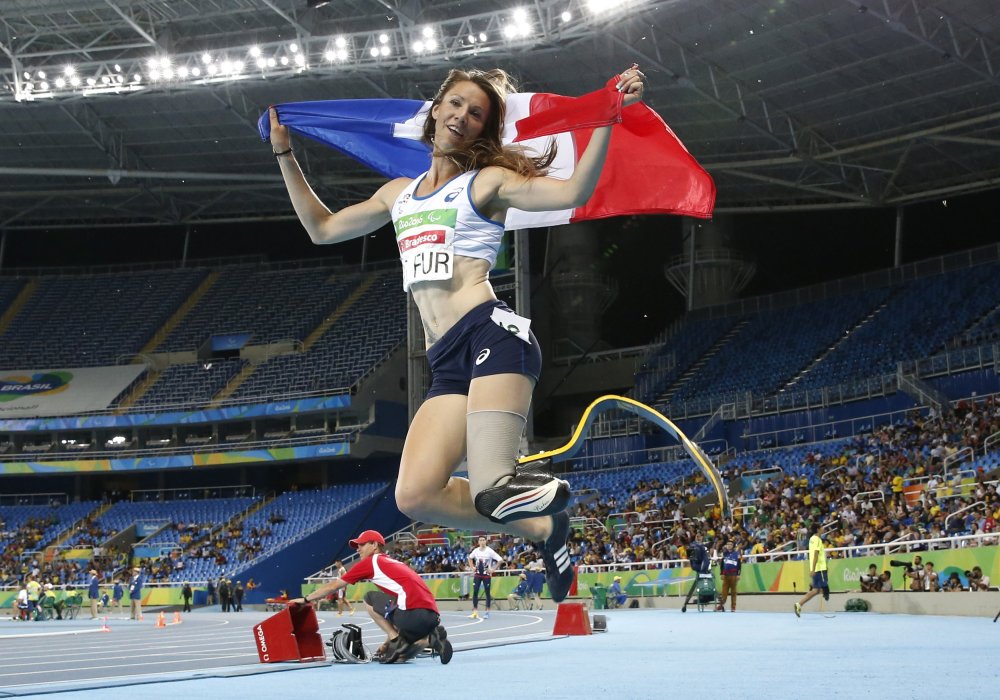 Легкая атлетика. Мари-Амели ле Мех из Франции радуется золотой медали. © REUTERS