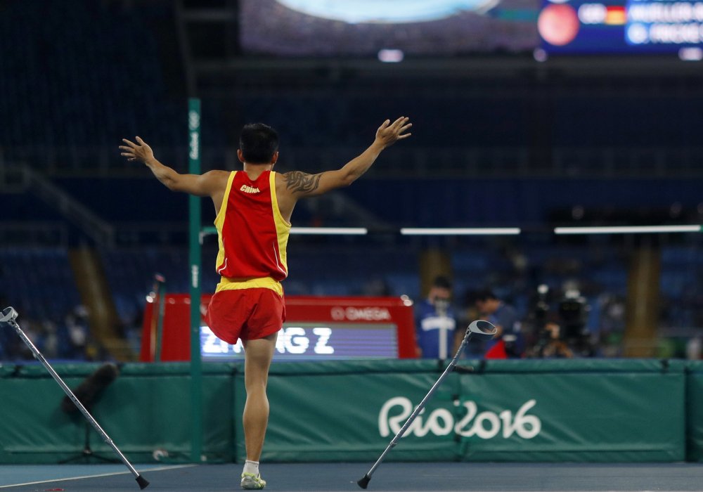 Прыжки в высоту. Спортсмен из Китая отбрасывает свои костыли перед прыжком. © REUTERS 
