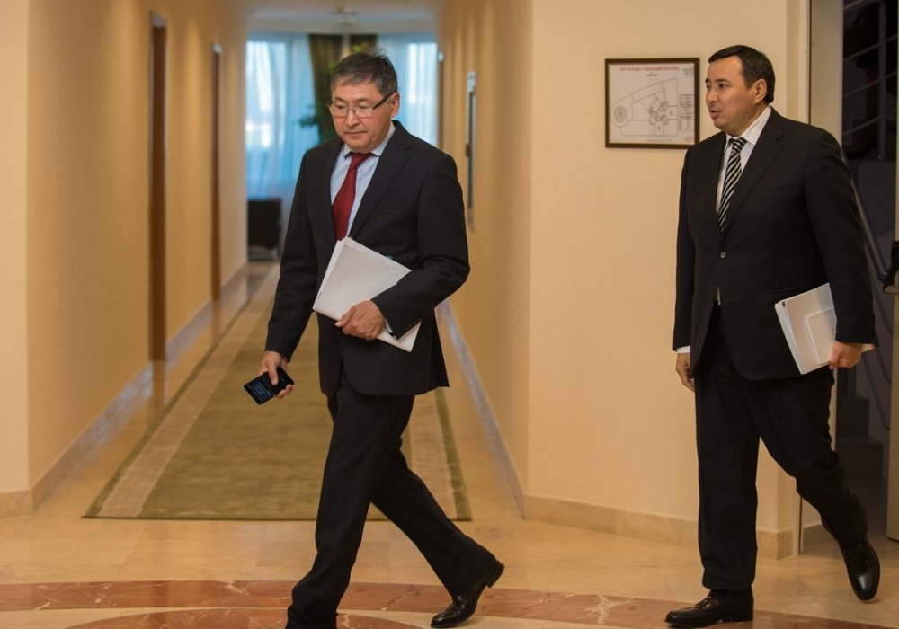 Министр образования и науки Ерлан Сагадиев (за ним следует председатель правления НПП "Атамекен" Аблай Мырзахметов).