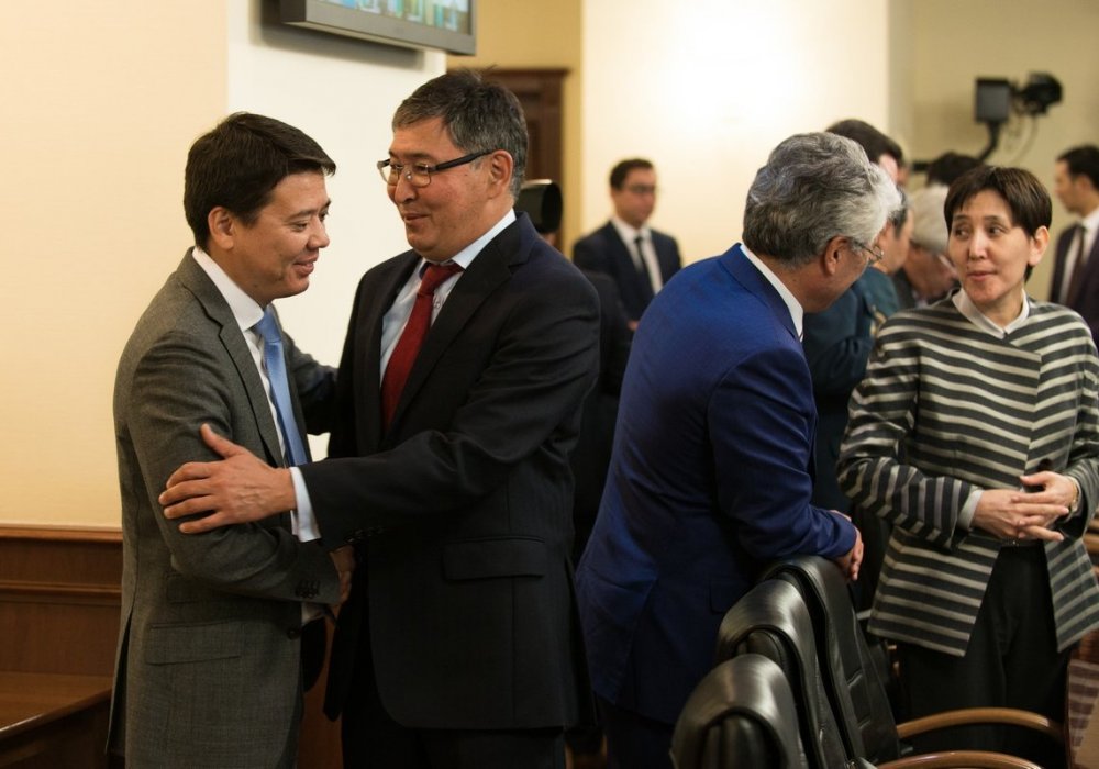 Министр образования и науки Ерлан Сагадиев поздравляет коллегу с назначением.