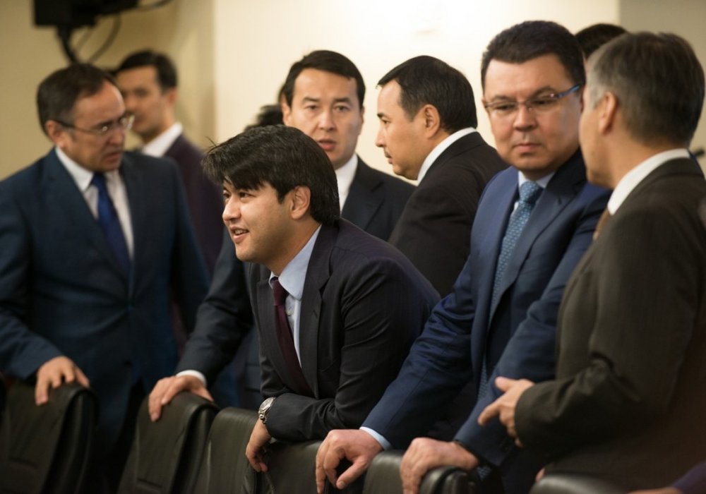 Нынешний министр национальной экономики Куандык Бишимбаев (в центре). В прошлом он был председателем правления АО "НУХ "Байтерек".