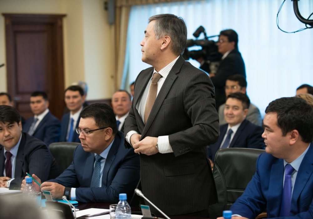 Еще один новичок - Нурлан Ермекбаев, он возглавил новое ведомство - Министерство по делам религий и гражданского общества.