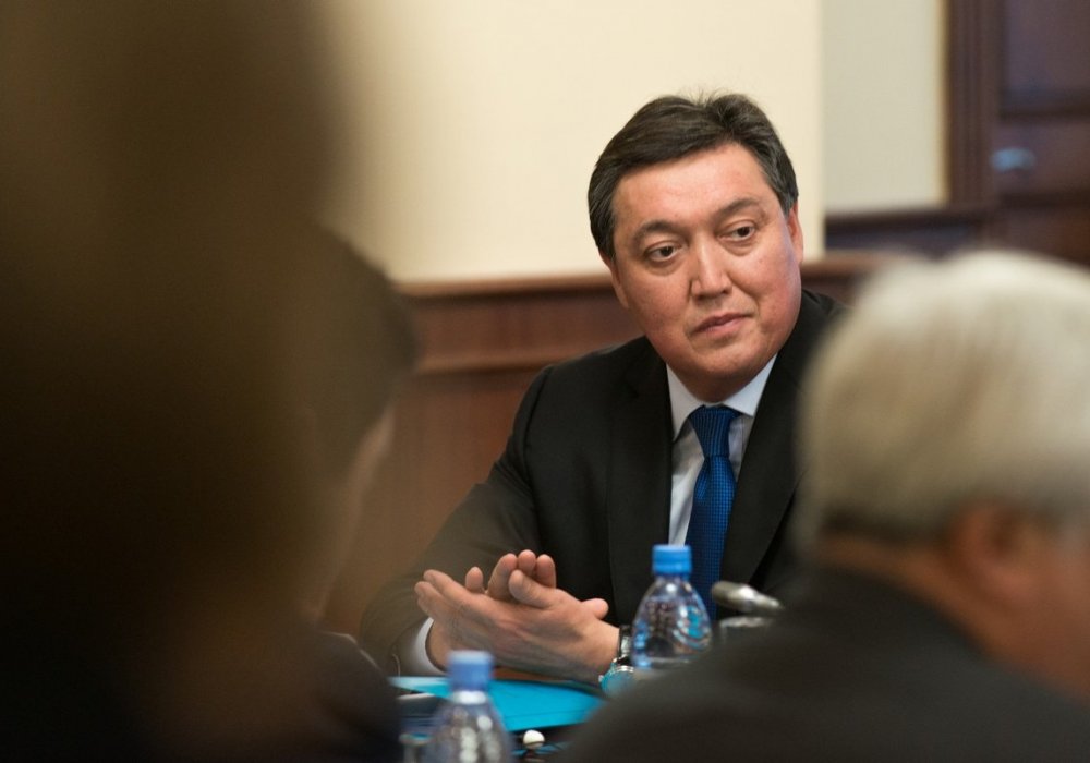 По левую руку садится первый заместитель председателя правительства - бывший глава казахстанских железных дорог Аскар Мамин.