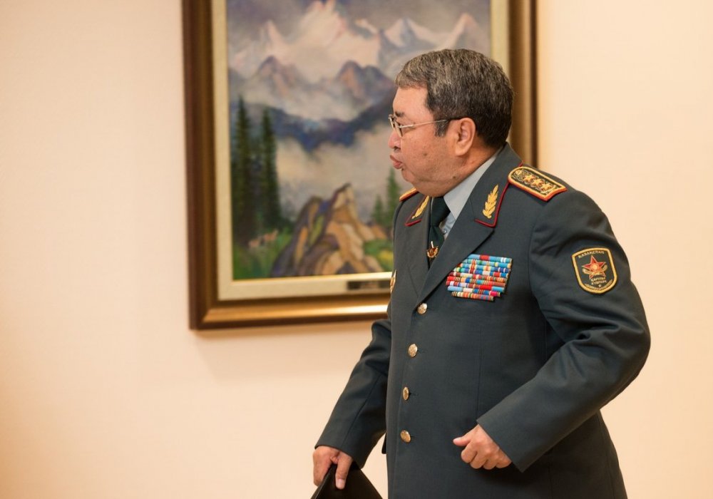 Для Сакена Жасузакова назначение министром обороны безусловно повышение. Ведь до этого он был первым заместителем этого ведомства. "Я посчитал, что сейчас нужен военный человек", - сказал о его назначении Президент.