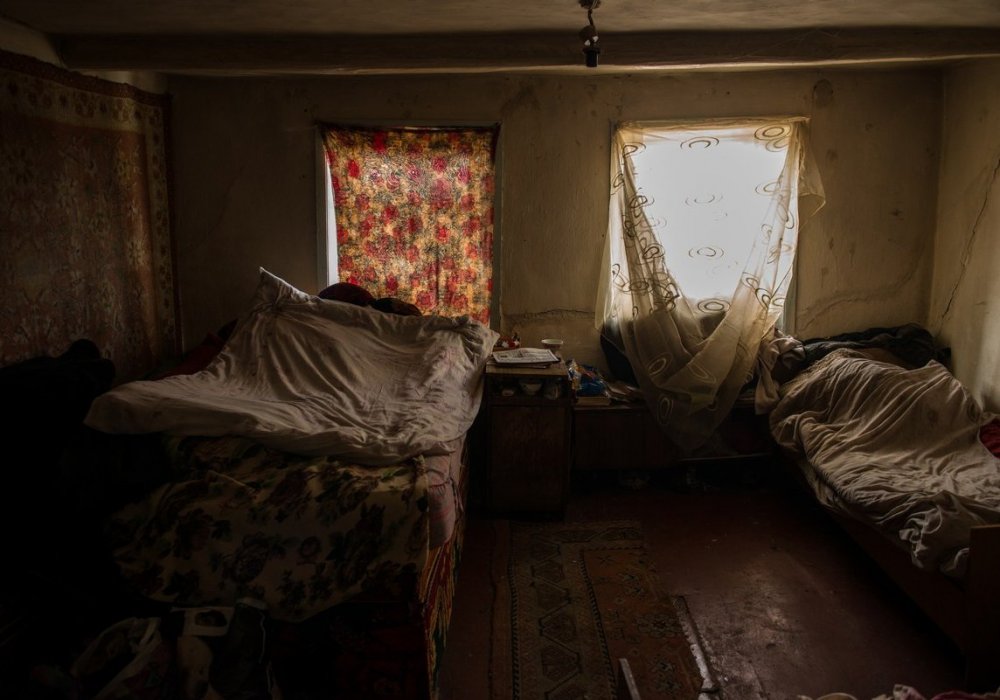 Эта спальная комната Айсулу Долдыбаевой и Галины Шаротской. Женщины преклонного возраста не родственники, просто так получилось, что остались одни, и чтобы как-то помогать друг другу, стали жить вместе.