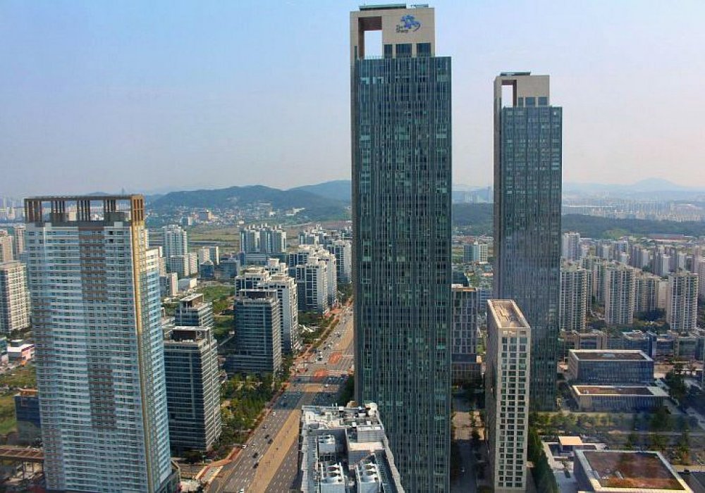 Сонгдо находится в городе Инчхон - населенный пункт, который занимает третье место по количеству населения Кореи. 