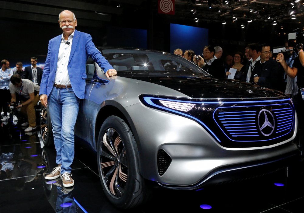 Глава Mercedes-Benz и новый автомобиль Mercedes EQ Electric. © REUTERS