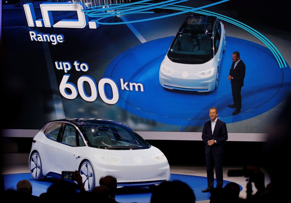 Глава компании Volkswagen представляет электромобиль, который сможет без подзарядки преодолевать 600 километров. © REUTERS