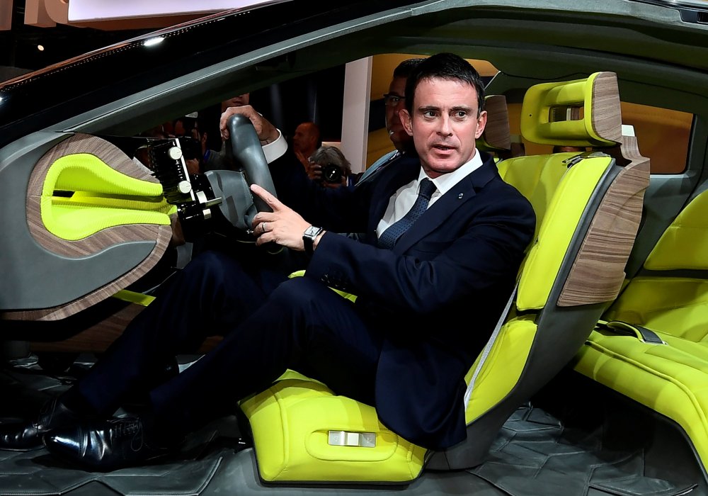 Премьер-министр Франции Мануэль Вальс за рулем гибридного автомобиля Citroen CXperience. © REUTERS