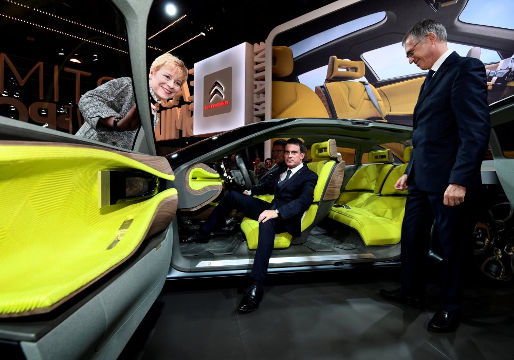 VIP-гость автосалона - премьер-министр Франции Мануэль Вальс. Его выбор - автомобиль Citroen. © REUTERS