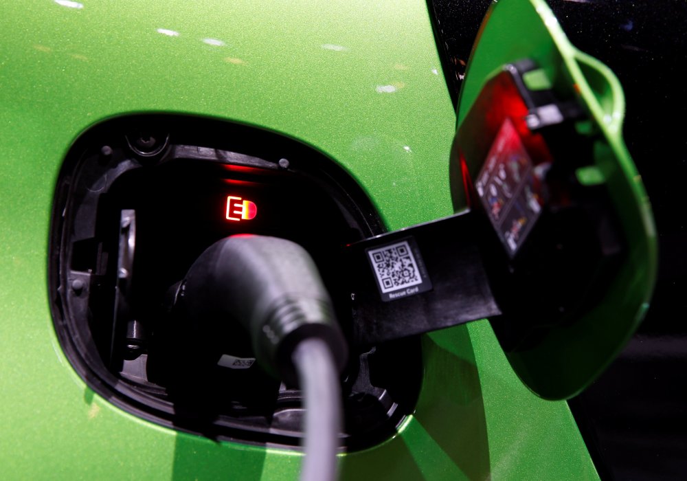 Smart Fortwo Electric Drive на зарядке. © REUTERS