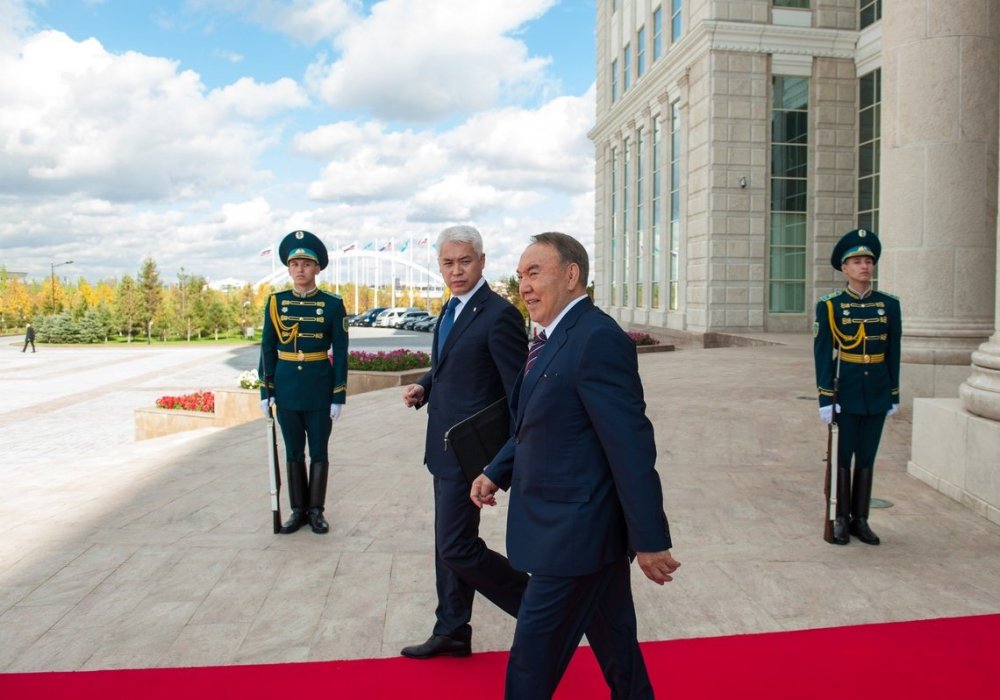 Нурсултан Назарбаев в хорошем настроении. Через несколько секунд он увидит своего российского коллегу и друга Владимира Путина.