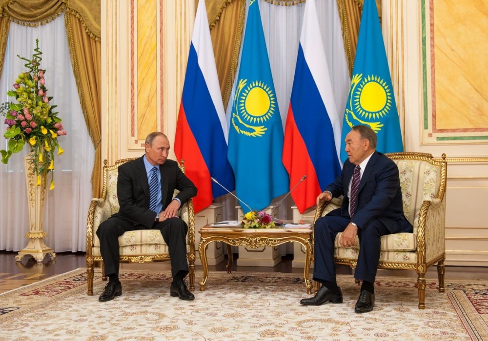 Дальше Назарбаев и Путин произносят короткую приветственную речь.