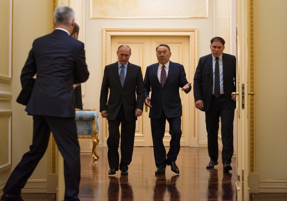 Свои переговоры Путин и Назарбаев начинают уже по дороге в зал для встреч. 