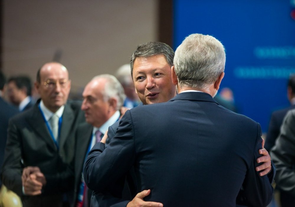В это время во Дворце независимости готовились к встрече с президентами бизнесмены и главы регионов Казахстана и России.