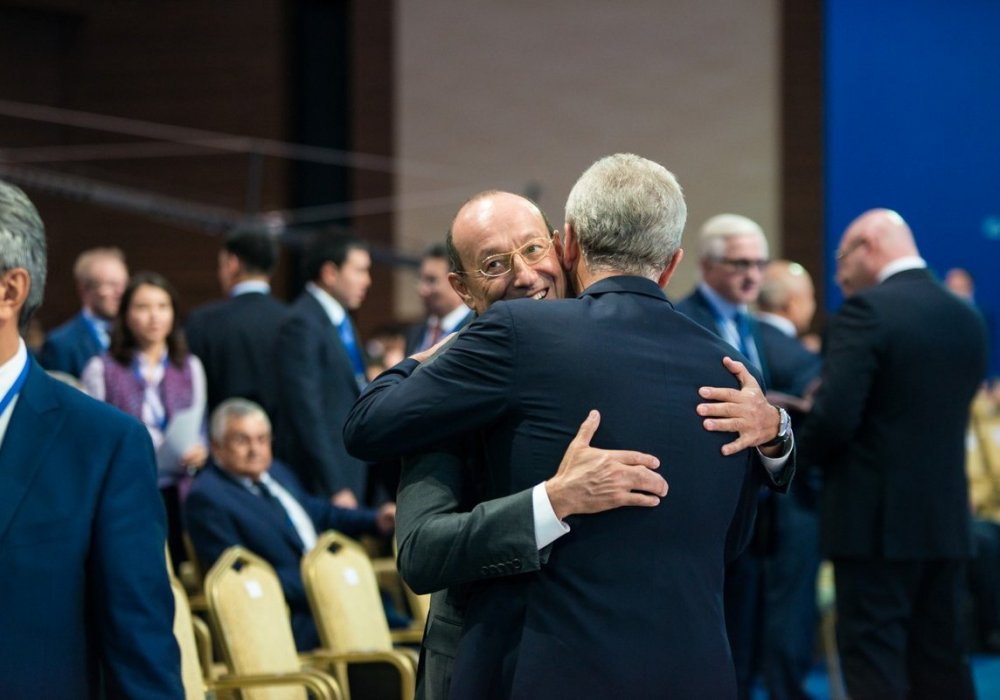 Очевидно, он встретил своего хорошего знакомого. Издалека могло показаться, что он обнимается с бывшим главой Нацбанка Казахастана Григорием Марченко.