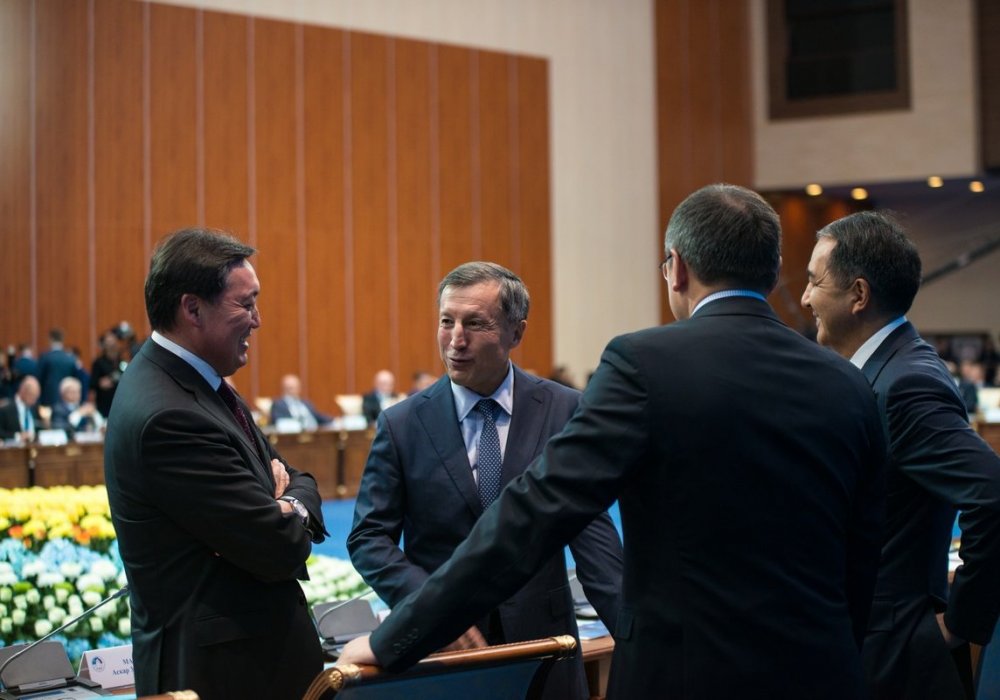 Тем временем президентов ожидали на XIII Форуме межрегионального сотрудничества Казахстана и России, который проходил там же во Дворце независимости. Судя по тому, как расслабленно беседовали казахстанские политики, можно было предположить, что форум этот проходит без каких-либо серьезных проблем.