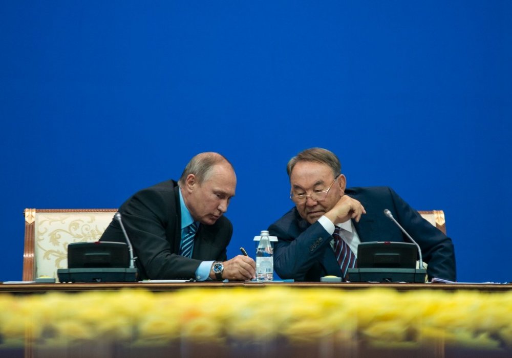 Слушая выступления губернаторов, президенты все время что-то друг другу объясняли. Сначала Путин рисовал что-то Назарбаеву.