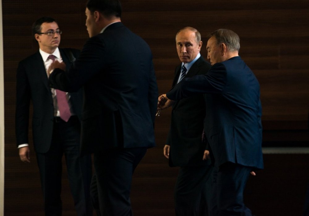 Форум закончился, когда в Астане был уже вечер. На этом официальная часть визита Путина в Астану закончилась. Была и неофициальная. Как известно, в завершении дня президенты вместе посмотрели фильм "28 панфиловцев"