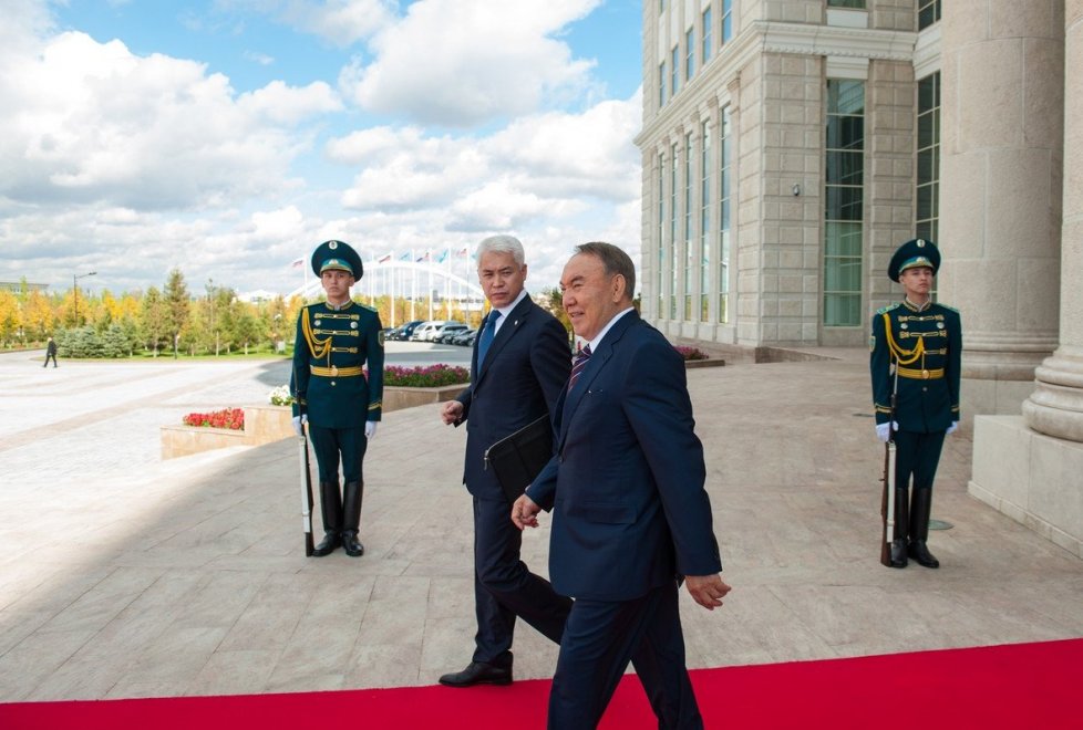 Нурсултан Назарбаев в хорошем настроении. Через несколько секунд он увидит своего российского коллегу и друга Владимира Путина.