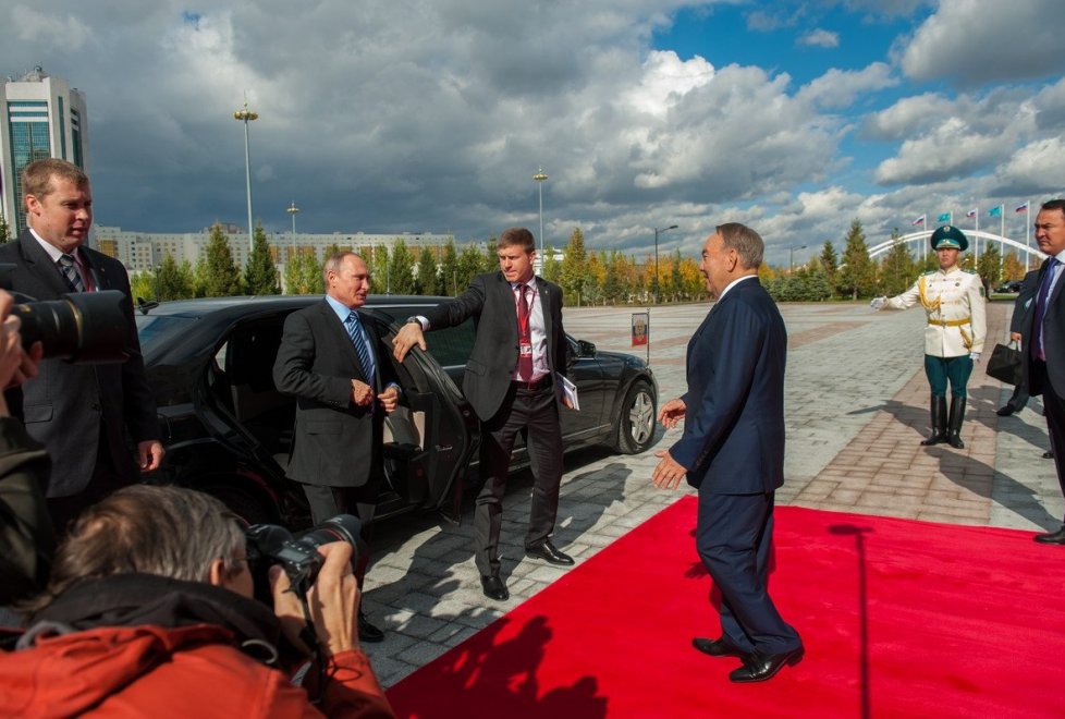 Как скажет позже на встрече Нурсултан Назарбаев, с Владимиром Путиным в этом году они встречаются уже в восьмой раз. 