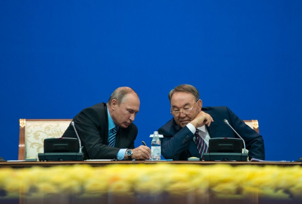 Слушая выступления губернаторов, президенты все время что-то друг другу объясняли. Сначала Путин рисовал что-то Назарбаеву.