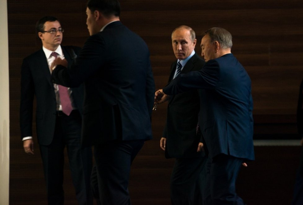 Форум закончился, когда в Астане был уже вечер. На этом официальная часть визита Путина в Астану закончилась. Была и неофициальная. Как известно, в завершении дня президенты вместе посмотрели фильм "28 панфиловцев"