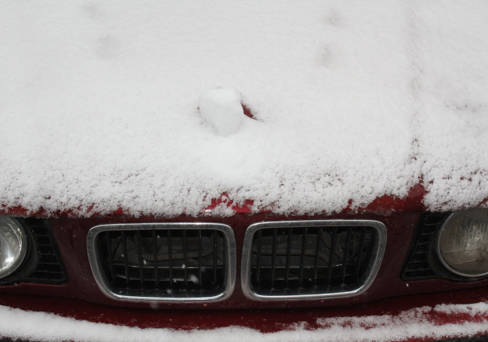 А кому-то покоя не давали засыпанные снегом авто.